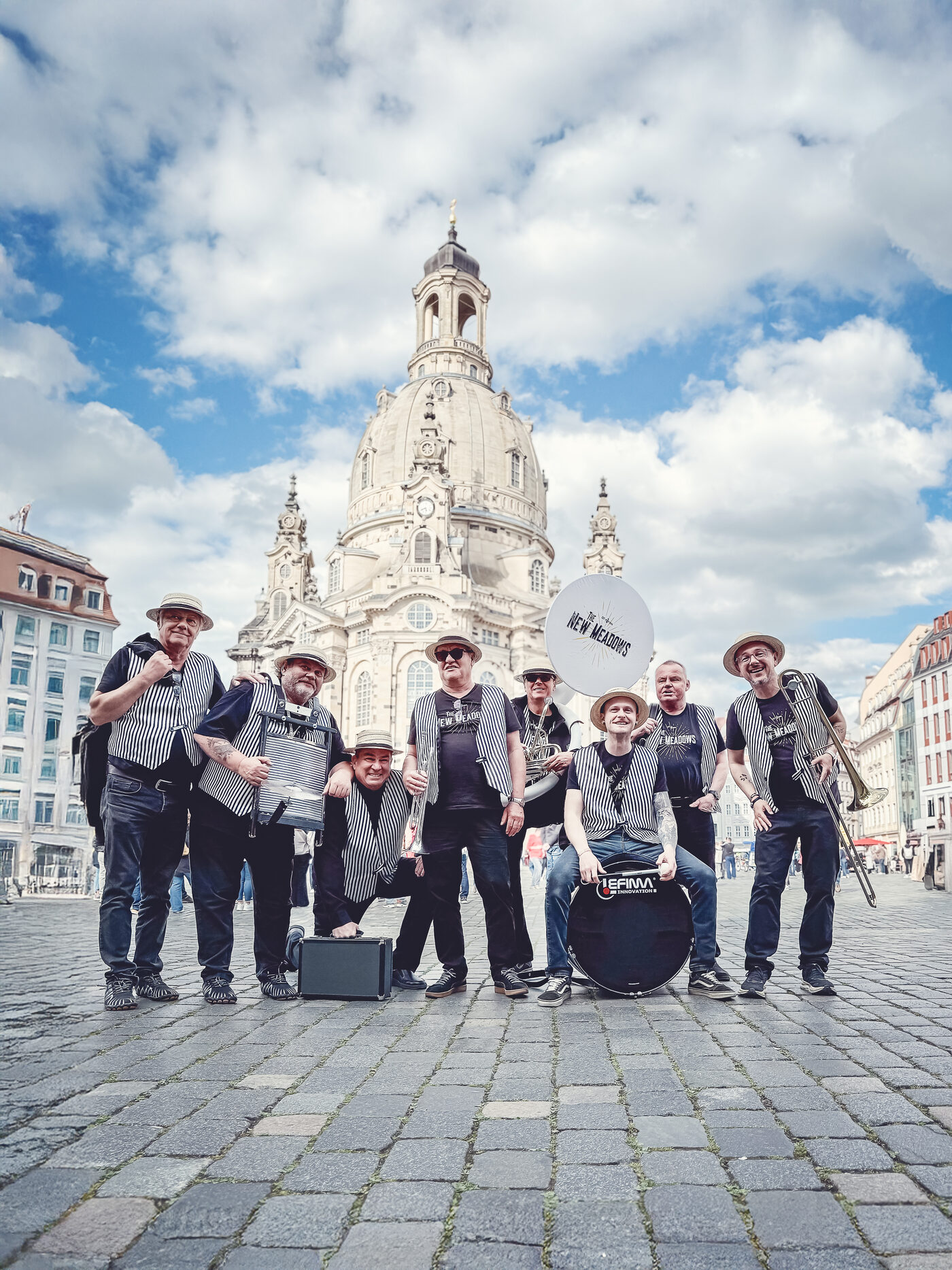 Die New Meadows mit ihren Instrumenten vor der Frauenkirche in Dresden